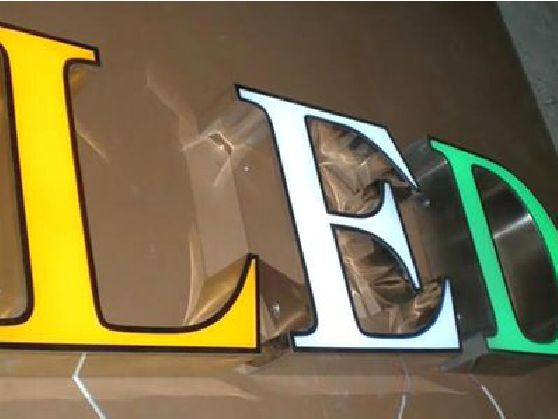 建始介绍LED招牌的基础知识。